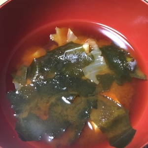 玉ねぎと豆腐と油揚げとわかめのお味噌汁